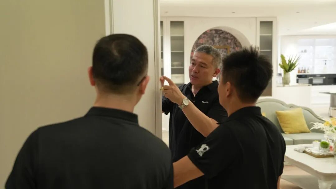 索而与左右手在展厅交流产品细节