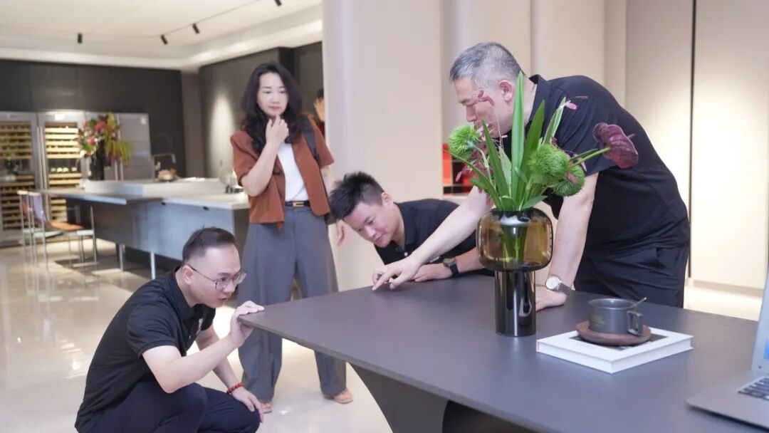 左右手团队参观索而展厅